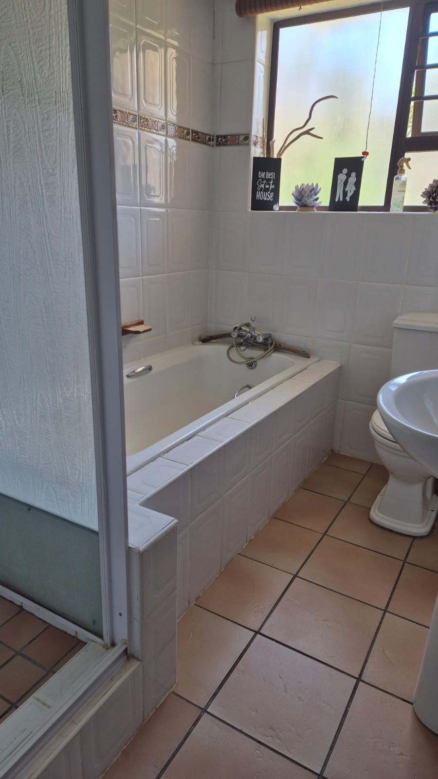 To Let 4 Bedroom Property for Rent in Wavecrest Eastern Cape